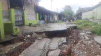 Selain banjir, hujan deras yang melanda wilayah Kabupaten Bekasi dalam beberapa hari terakhir telah memicu terjadinya bencana longsor di sejumlah titik. Salah satu lokasi yang terdampak parah adalah Komplek Kodam RT 004/002, Desa Serang, Kecamatan Cikarang Selatan.