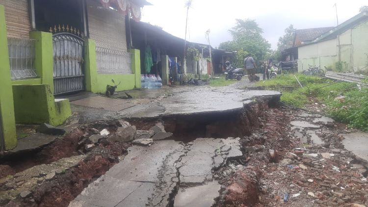 Selain banjir, hujan deras yang melanda wilayah Kabupaten Bekasi dalam beberapa hari terakhir telah memicu terjadinya bencana longsor di sejumlah titik. Salah satu lokasi yang terdampak parah adalah Komplek Kodam RT 004/002, Desa Serang, Kecamatan Cikarang Selatan.