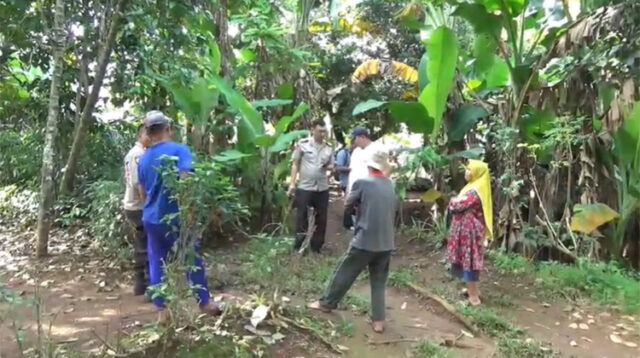 Anggota Kepolisian Sektor Setu saat mengecek lokasi sekaligus memeriksa keterangan saksi, Senin (26/01) siang.