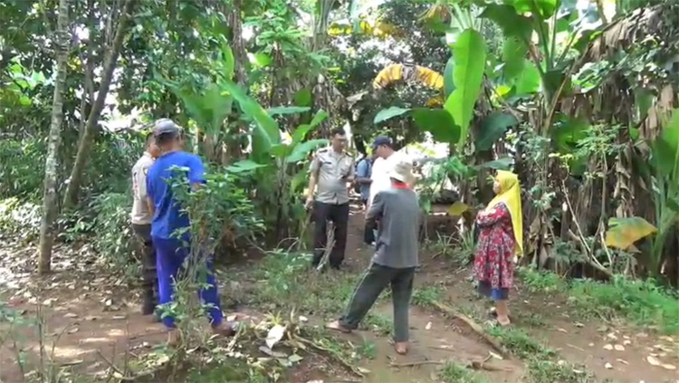Anggota Kepolisian Sektor Setu saat mengecek lokasi sekaligus memeriksa keterangan saksi, Senin (26/01) siang.