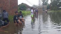 Di tengah bencana banjir, warga di Cikarang, Kabupaten Bekasi berupaya bertahan dengan cara mereka sendiri. Salah satunya memanfaatkan genangan untuk memancing ikan sebagai lauk makan sehari-hari.