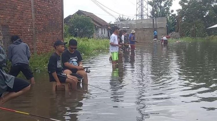 Di tengah bencana banjir, warga di Cikarang, Kabupaten Bekasi berupaya bertahan dengan cara mereka sendiri. Salah satunya memanfaatkan genangan untuk memancing ikan sebagai lauk makan sehari-hari.