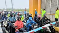 motor tol tarumajaya Ratusan pengendara motor terpaksa dialihkan masuk ke Jalan Tol Cibitung-Cilincing pada Senin (12/01) pagi akibat akses jalan di wilayah Tarumajaya, Kabupaten Bekasi, terputus karena banjir. Para pengendara motor tersebut diarahkan masuk tol melalui Gerbang Tol Tarumajaya untuk melanjutkan perjalanan menuju Jakarta Utara.