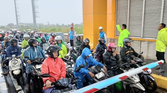 Ratusan pengendara motor terpaksa dialihkan masuk ke Jalan Tol Cibitung-Cilincing pada Senin (12/01) pagi akibat akses jalan di wilayah Tarumajaya, Kabupaten Bekasi, terputus karena banjir. Para pengendara motor tersebut diarahkan masuk tol melalui Gerbang Tol Tarumajaya untuk melanjutkan perjalanan menuju Jakarta Utara.