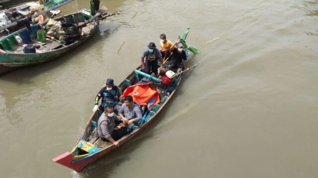 Proses evakuasi jasad korban di wilayah Desa Pantai Sederhana, Kecamatan Muaragembong menggunakan perahu nelayan.