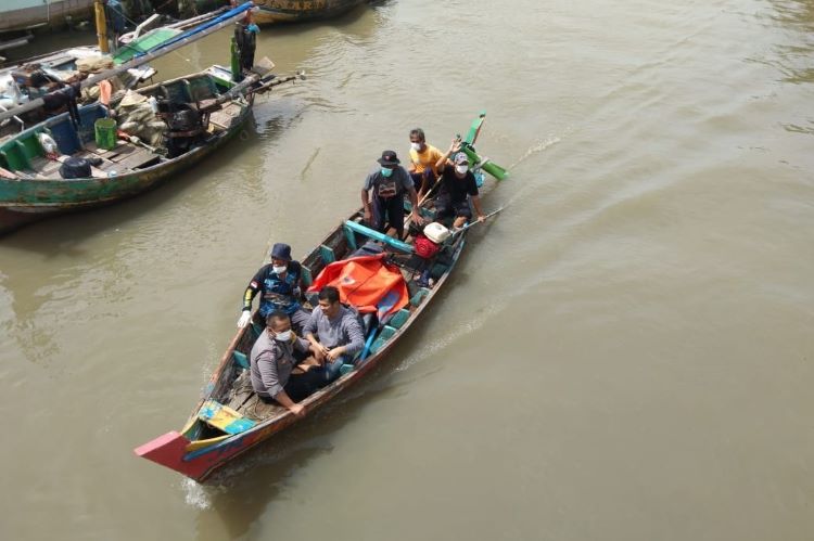 Proses evakuasi jasad korban di wilayah Desa Pantai Sederhana, Kecamatan Muaragembong menggunakan perahu nelayan.