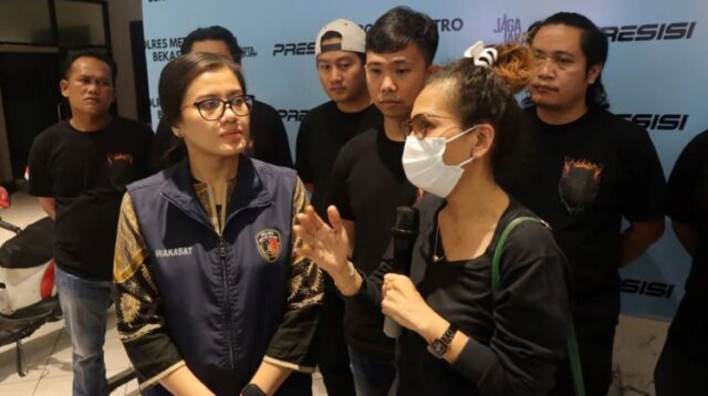 Ibu korban, MUR (kanan) mengaku sangat terpukul atas kejadian ini. Ia tidak menyangka mantan kekasihnya tega menculik anaknya demi memaksakan kehendaknya.