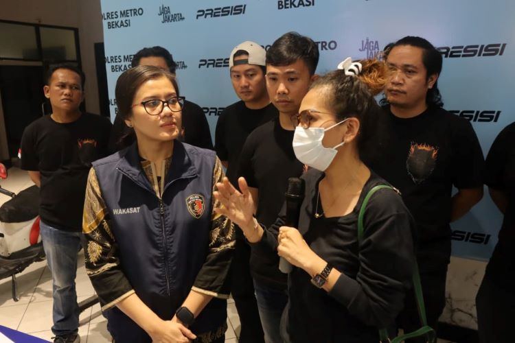 Ibu korban, MUR (kanan) mengaku sangat terpukul atas kejadian ini. Ia tidak menyangka mantan kekasihnya tega menculik anaknya demi memaksakan kehendaknya.