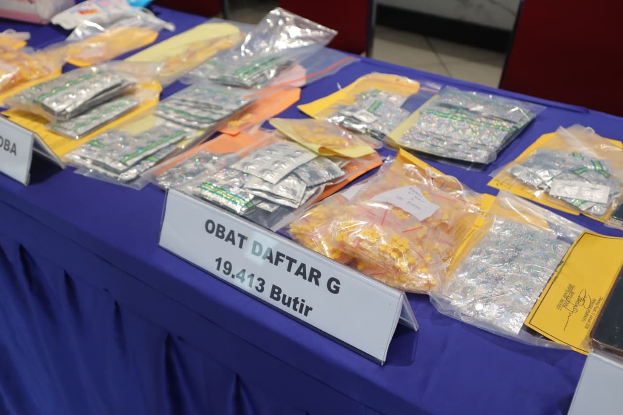 Dari hasil pengungkapan kasus ini, polisi berhasil menyita barang bukti berupa 19.413 butir pil koplo atau obat keras daftar G berbagai merek. Jika dinominalkan, barang bukti tersebut memiliki nilai setara Rp194.130.000.