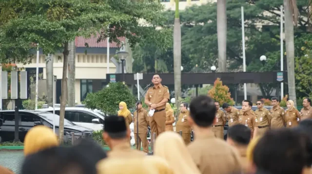 Pelaksana Tugas (Plt) Bupati Bekasi, Asep Surya Atmaja, saat memimpin apel ASN di lingkungan Pemkab Bekasi, Senin (05/01) pagi.