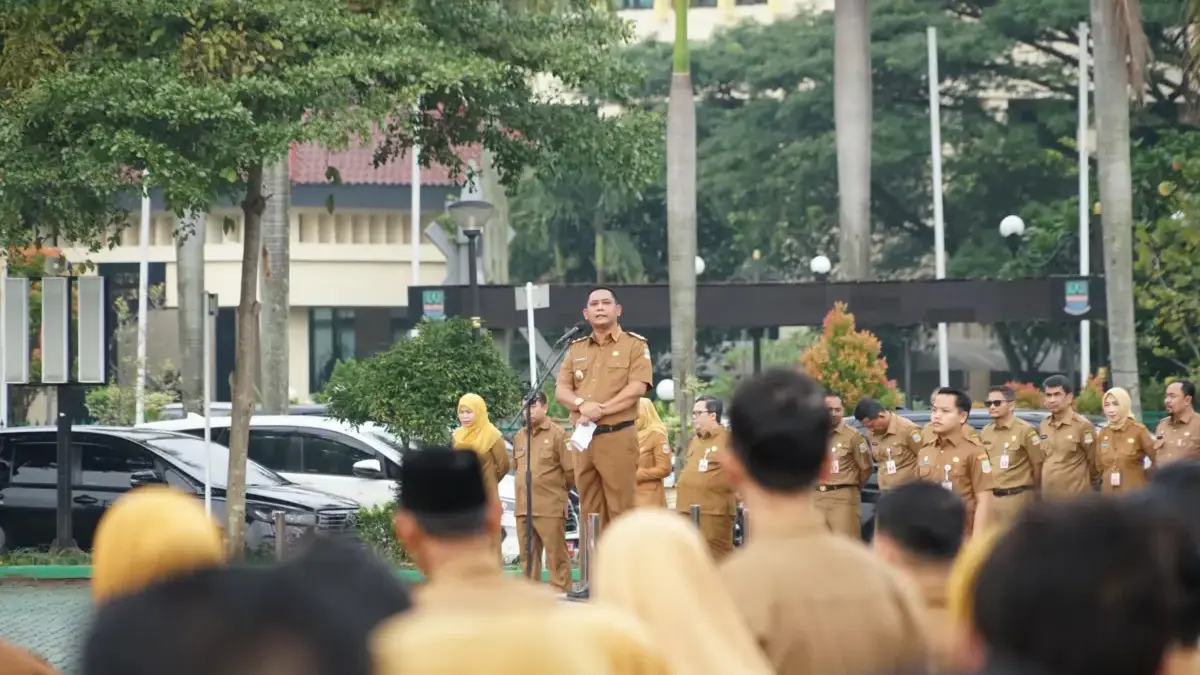 Pelaksana Tugas (Plt) Bupati Bekasi, Asep Surya Atmaja, saat memimpin apel ASN di lingkungan Pemkab Bekasi, Senin (05/01) pagi.