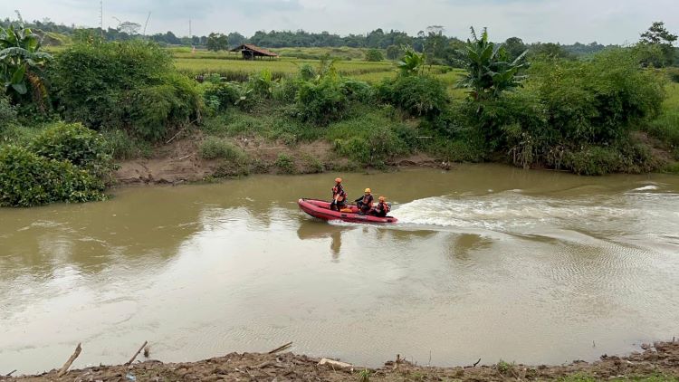 Seorang balita perempuan berinisial I (4) yang dilaporkan tenggelam di aliran Kali Cikarang, akhirnya ditemukan oleh Tim SAR Gabungan pada Selasa (27/01) siang. Korban ditemukan dalam kondisi meninggal dunia pada jarak sekitar 1,7 kilometer dari lokasi awal kejadian.