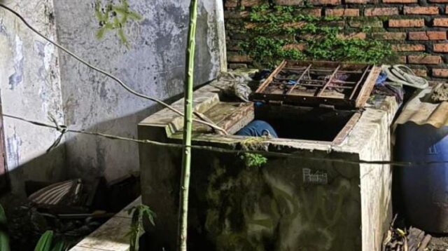 Warga Kampung Kebon Kopi, Desa Sukadami, Kecamatan Cikarang Selatan, Kabupaten Bekasi, dikejutkan dengan penemuan jasad seorang pria di dalam sumur pompa air pada Rabu (21/01) malam. Korban diketahui berinisial PH, yang merupakan warga setempat.