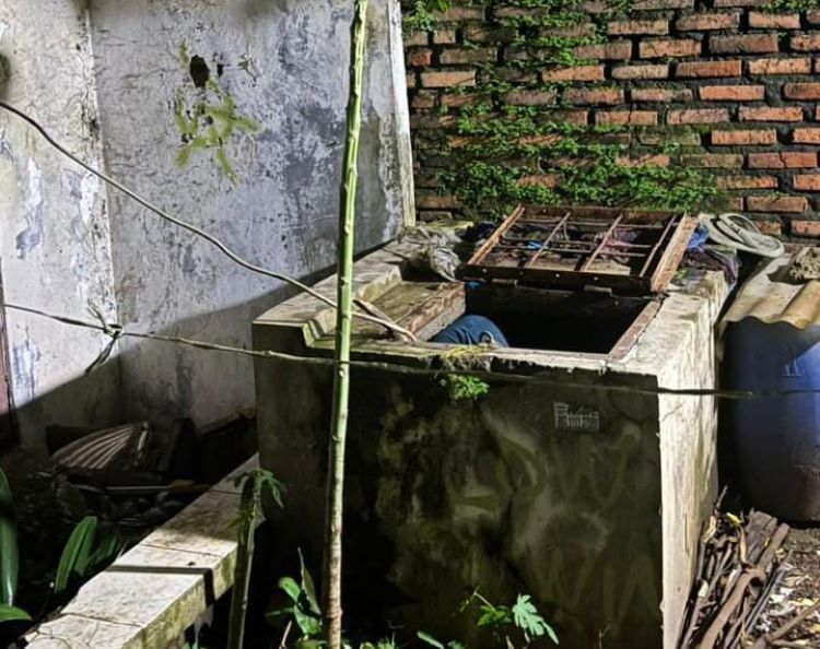 Warga Kampung Kebon Kopi, Desa Sukadami, Kecamatan Cikarang Selatan, Kabupaten Bekasi, dikejutkan dengan penemuan jasad seorang pria di dalam sumur pompa air pada Rabu (21/01) malam. Korban diketahui berinisial PH, yang merupakan warga setempat.