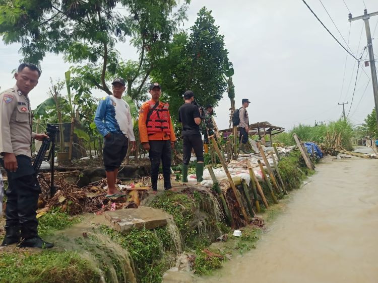 Pemerintah Kabupaten (Pemkab) Bekasi mendesak Balai Besar Wilayah Sungai (BBWS) untuk segera melakukan penanganan permanen terhadap persoalan tanggul jebol di Desa Pantai Bakti, Kecamatan Muaragembong. Tanggul yang sering jebol ini menjadi penyebab utama banjir yang berulang di wilayah tersebut.