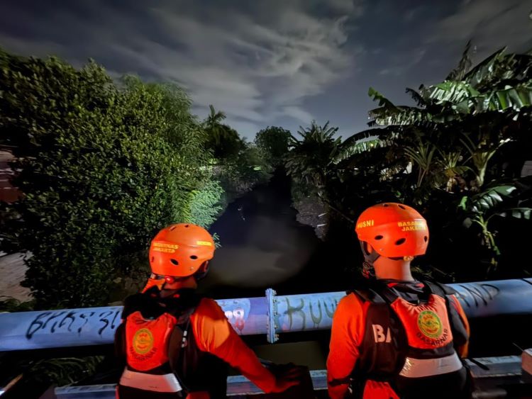 Proses pencarian bocah tenggelam di Kali Jambe, Tambun Selatan oleh Tim SAR Gabungan dilakukan dengan menyisir aliran sungai menggunakan perahu karet dan kano, serta pemantauan visual di sepanjang bantaran sungai.