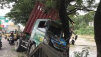 Sebuah truk kontainer bernomor polisi B 9095 UIV menabrak pohon dan pembatas jalan hingga nyaris masuk ke aliran Sungai Kalimalang. Peristiwa ini terjadi di Desa Setiadarma, Kecamatan Tambun Selatan, Kabupaten Bekasi, Rabu (14/01) siang.