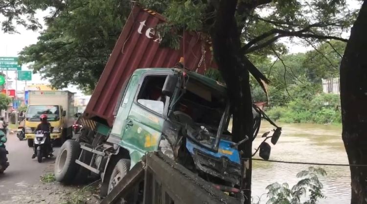 Sebuah truk kontainer bernomor polisi B 9095 UIV menabrak pohon dan pembatas jalan hingga nyaris masuk ke aliran Sungai Kalimalang. Peristiwa ini terjadi di Desa Setiadarma, Kecamatan Tambun Selatan, Kabupaten Bekasi, Rabu (14/01) siang.