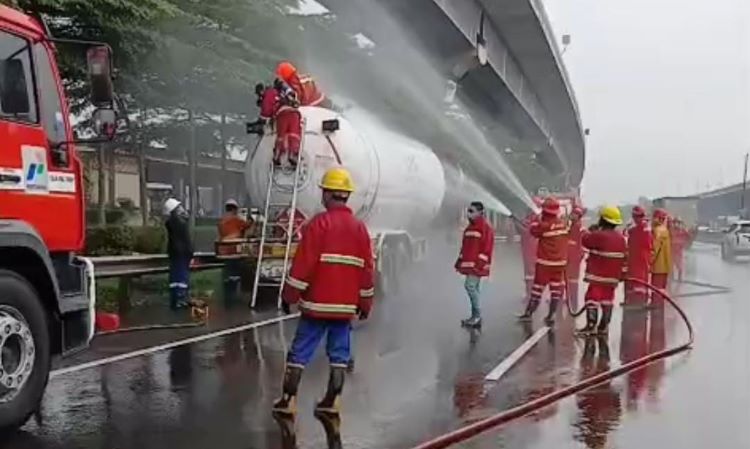 Setelah dilakukan tindakan cepat oleh petugas, penutup tangki truk LPG berhasil diamankan kembali. Hingga Kamis (22/01) siang tadi, kondisi lalu lintas di ruas Tol Jakarta-Cikampek telah kembali normal di kedua arah.