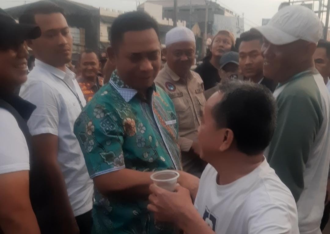 Salah seorang pedagang Pasar Tumpah SGC saat menyampaikan keluhan secara langsung pasca proses relokasi lapaknya ke lokasi baru kepada Plt Bupati Bekasi Asep Surya Atmaja, Jum'at (13/02) petang.