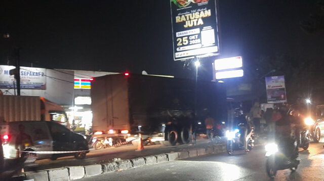 Salah seorang pengendara sepeda motor tewas terlindas truk usai menghindar jalan berlubang di Jalan KH Raden Ma'mun Nawawi, Desa Pasir Sari, Kecamatan Cikarang Selatan pada Oktober 2025 lalu.