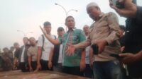 PLT BUPATI PASAR BARU CIKARANG Plt Bupati Bekasi, Asep Surya Atmaja, memastikan fasilitas penunjang bagi pedagang Pasar Tumpah SGC yang direlokasi ke halaman depan Pasar Baru Cikarang telah memadai. Dalam kunjungannya pada Jumat (13/02) petang, Asep menyampaikan bahwa sekitar 500 lapak pedagang telah dipindahkan ke lokasi baru tersebut.