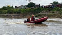 Tim rescue dari Kantor SAR Jakarta bersama unsur SAR gabungan melakukan upaya pencarian terhadap seorang pemuda berinisial G (25) yang diduga tenggelam di aliran Kali Bekasi, tepatnya di Desa Sukamekar, Kecamatan Sukawangi, Kabupaten Bekasi.