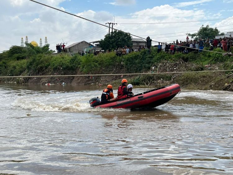 Tim rescue dari Kantor SAR Jakarta bersama unsur SAR gabungan melakukan upaya pencarian terhadap seorang pemuda berinisial G (25) yang diduga tenggelam di aliran Kali Bekasi, tepatnya di Desa Sukamekar, Kecamatan Sukawangi, Kabupaten Bekasi.