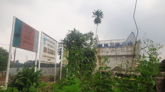 Pembangunan Tol Jakarta-Cikampek (Japek) Selatan berdampak pada sejumlah fasilitas pendidikan, salah satunya SDN 03 Ciledug di Kecamatan Setu, Kabupaten Bekasi. Akibat proyek ini, kegiatan belajar mengajar (KBM) siswa SD tersebut harus dipindahkan sementara ke SMPN 5 Setu dengan sistem berbagi waktu sejak kurang lebih 3 pekan lalu.