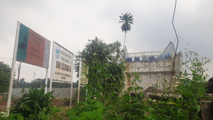 Pembangunan Tol Jakarta-Cikampek (Japek) Selatan berdampak pada sejumlah fasilitas pendidikan, salah satunya SDN 03 Ciledug di Kecamatan Setu, Kabupaten Bekasi. Akibat proyek ini, kegiatan belajar mengajar (KBM) siswa SD tersebut harus dipindahkan sementara ke SMPN 5 Setu dengan sistem berbagi waktu sejak kurang lebih 3 pekan lalu.