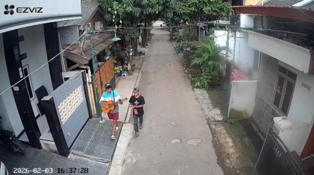 Dua orang pengamen tertangkap kamera CCTV saat melakukan aksi pencurian sepeda motor di Perumahan Kota Serang Baru, RT 021 RW 019, Desa Sukaragam, Kecamatan Serang Baru, Kabupaten Bekasi, pada Selasa (03/02) sekitar pukul 16.30 WIB. Meski aksi mereka terekam jelas, pemilik kendaraan memutuskan untuk tidak melaporkan kejadian ini ke pihak kepolisian.