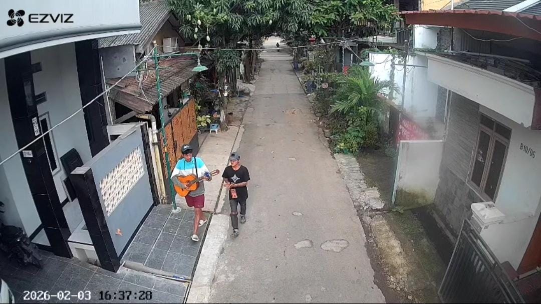 Dua orang pengamen tertangkap kamera CCTV saat melakukan aksi pencurian sepeda motor di Perumahan Kota Serang Baru, RT 021 RW 019, Desa Sukaragam, Kecamatan Serang Baru, Kabupaten Bekasi, pada Selasa (03/02) sekitar pukul 16.30 WIB. Meski aksi mereka terekam jelas, pemilik kendaraan memutuskan untuk tidak melaporkan kejadian ini ke pihak kepolisian.