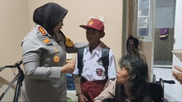 Kapolres Metro Bekasi, Kombes Sumarni memberikan dukungan kepada Khoirul Ahmad Habibi (11) yang tengah berjuang untuk tetap bisa bersekolah di tengah keterbatasan dengan menjadi kernet delman.