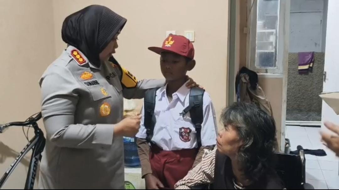 Kapolres Metro Bekasi, Kombes Sumarni memberikan dukungan kepada Khoirul Ahmad Habibi (11) yang tengah berjuang untuk tetap bisa bersekolah di tengah keterbatasan dengan menjadi kernet delman.