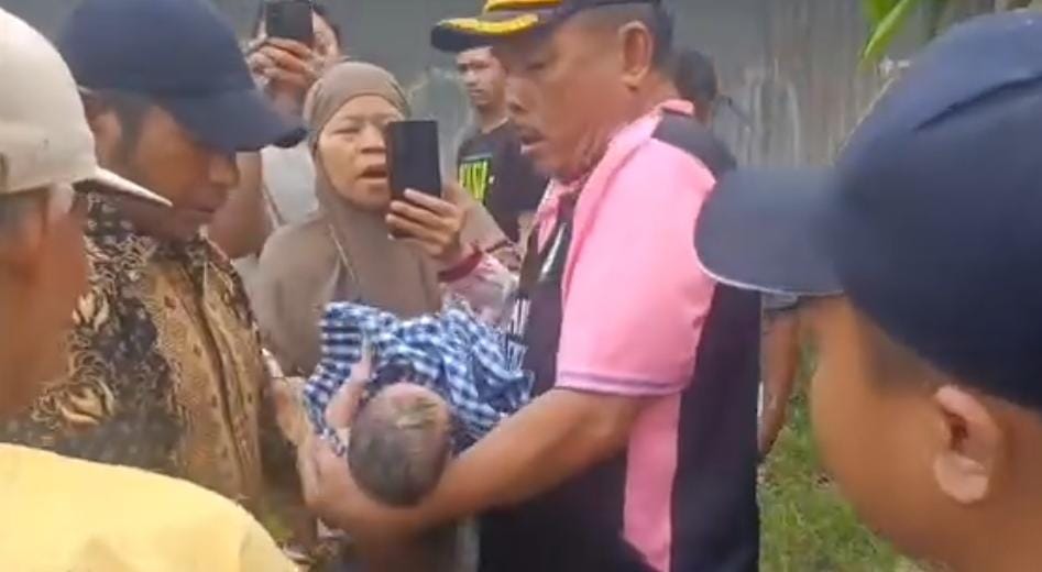 Warga Perumahan Taman Puri Cendana, Desa Tridayasakti, Kecamatan Tambun Selatan, Kabupaten Bekasi digegerkan dengan penemuan seorang bayi laki-laki yang diduga baru dilahirkan, Jum'at (13/02) pagi.