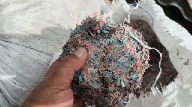 Sebanyak 21 karung yang diduga berisi cacahan uang kertas diamankan pihak kepolisian dari sebuah tempat pembuangan sampah (TPS) liar di Desa Taman Rahayu, Kecamatan Setu, Kabupaten Bekasi. Langkah ini diambil untuk mencegah penyalahgunaan material tersebut oleh pihak-pihak yang tidak bertanggung jawab.