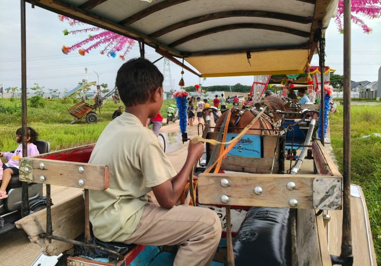 Di usianya yang baru 11 tahun, Khoirul Ahmad Habibi, siswa kelas 4 SD Negeri Srimukti 02, Tambun Utara, Kabupaten Bekasi harus menghadapi kenyataan hidup yang tidak mudah. Demi tetap bisa bersekolah, ia rela menjadi kernet delman dan mengurus kuda milik majikannya.
