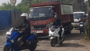 Ruas jalan provinsi di Kabupaten Bekasi, tepatnya Jalan KH Raden Ma'mun Nawawi di Desa Sukasari, Kecamatan Serang Baru, mengalami kerusakan parah. Kondisi ini telah berlangsung cukup lama namun hingga kini belum mendapatkan penanganan dari pihak terkait.