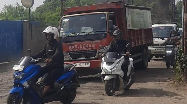 Ruas jalan provinsi di Kabupaten Bekasi, tepatnya Jalan KH Raden Ma'mun Nawawi di Desa Sukasari, Kecamatan Serang Baru, mengalami kerusakan parah. Kondisi ini telah berlangsung cukup lama namun hingga kini belum mendapatkan penanganan dari pihak terkait.