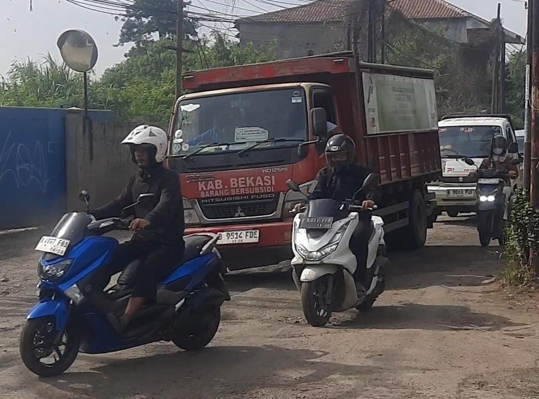 Ruas jalan provinsi di Kabupaten Bekasi, tepatnya Jalan KH Raden Ma'mun Nawawi di Desa Sukasari, Kecamatan Serang Baru, mengalami kerusakan parah. Kondisi ini telah berlangsung cukup lama namun hingga kini belum mendapatkan penanganan dari pihak terkait.