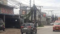 Kesemrawutan kabel di ruas jalan provinsi, tepatnya di Jalan KH Raden Ma'mun Nawawi, Desa Serang, Kecamatan Cikarang Selatan, Kabupaten Bekasi.