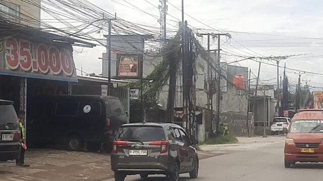 Kesemrawutan kabel di ruas jalan provinsi, tepatnya di Jalan KH Raden Ma'mun Nawawi, Desa Serang, Kecamatan Cikarang Selatan, Kabupaten Bekasi.