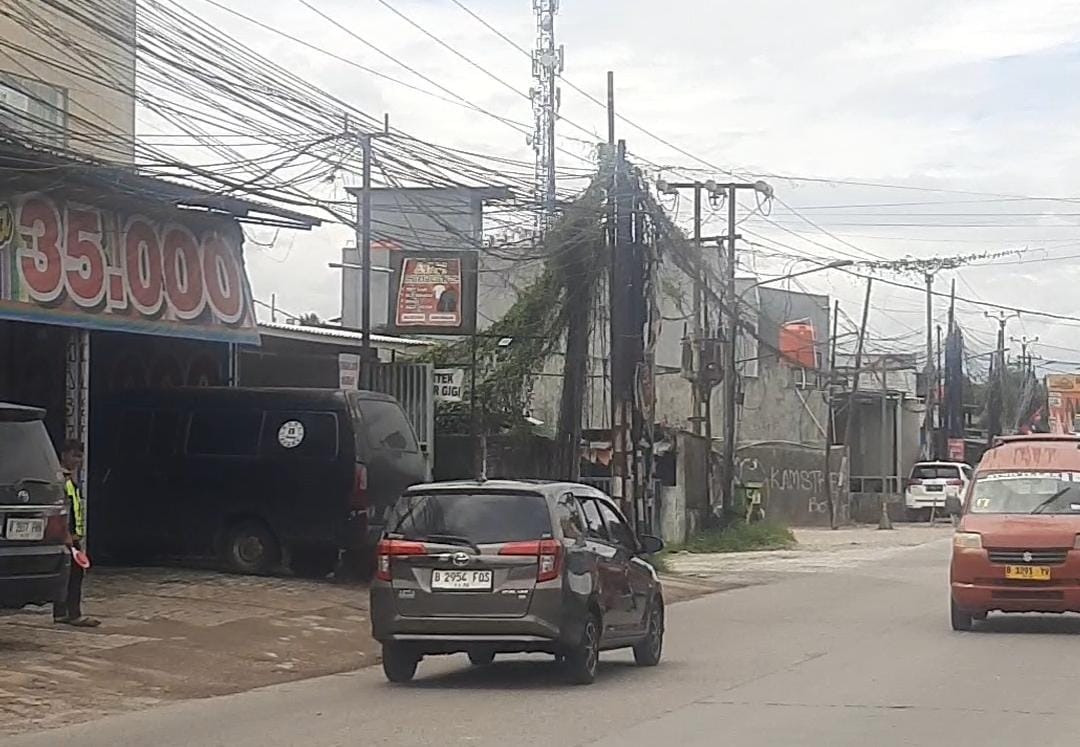 Kesemrawutan kabel di ruas jalan provinsi, tepatnya di Jalan KH Raden Ma'mun Nawawi, Desa Serang, Kecamatan Cikarang Selatan, Kabupaten Bekasi.