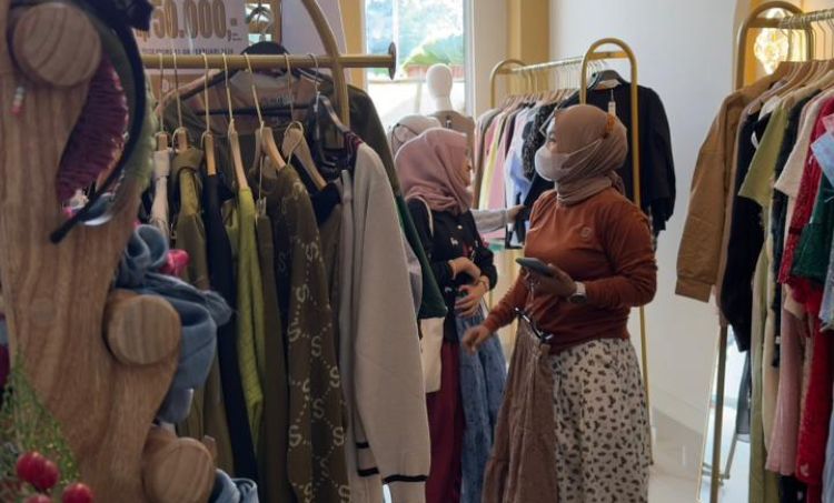 Kaelen Butik resmi membuka operasionalnya di Ruko Sudirman, Jalan Cikarang Baru Raya, Blok B2 No. 18 Jababeka. Dengan mengusung konsep stylish dan ramah di kantong, butik ini menawarkan koleksi pakaian wanita yang modis, berkualitas, dan terjangkau.