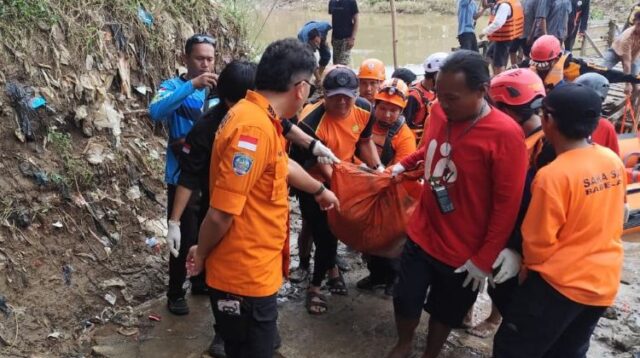 Korban berinisial G (25), warga Kp Pangkalan Poncol RT 2 RW 7 Desa Sukamekar, Kecamatan Sukawangi, Kabupaten Bekasi, ditemukan dalam kondisi meninggal dunia pada Senin (02/02) pukul 16.20 WIB. Jasad korban ditemukan terapung di bantaran Kali Bekasi, sekitar 4 kilometer dari lokasi kejadian.
