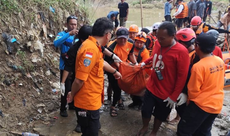 Korban berinisial G (25), warga Kp Pangkalan Poncol RT 2 RW 7 Desa Sukamekar, Kecamatan Sukawangi, Kabupaten Bekasi, ditemukan dalam kondisi meninggal dunia pada Senin (02/02) pukul 16.20 WIB. Jasad korban ditemukan terapung di bantaran Kali Bekasi, sekitar 4 kilometer dari lokasi kejadian.