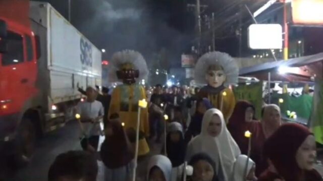 Kesenian tradisional Betawi, ondel-ondel, turut memeriahkan suasana Pawai Obor dalam rangka menyambut datangnya bulan suci Ramadhan 1447 Hijriah di Desa Karang Baru, Kecamatan Cikarang Utara, Kabupaten Bekasi, pada Minggu (15/02). Acara ini berlangsung meriah dengan antusiasme tinggi dari masyarakat setempat.