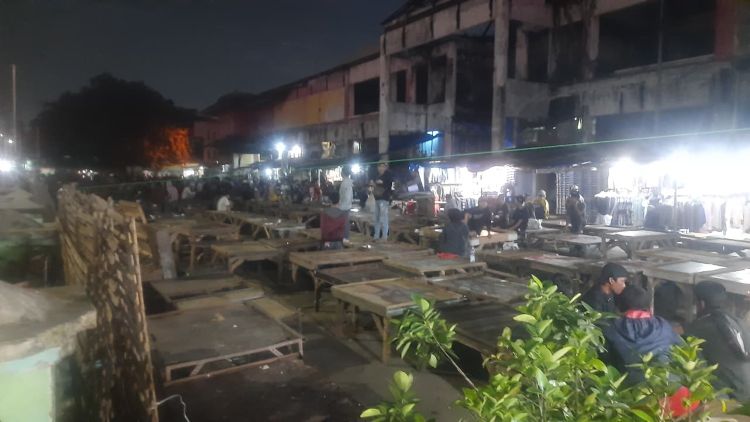 Kondisi Pasar Tumpah simpang SGC usai direlokasi ke halaman depan Pasar Baru Cikarang, Jum'at (13/02) malam.