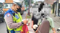 Dua orang pengendara sepeda motor asal Subang, WW (19) dan DM (22), harus berurusan dengan pihak kepolisian setelah kedapatan membawa puluhan paket narkotika jenis sabu. Penangkapan tersebut terjadi di Jalan KH Raden Ma’mun Nawawi, Desa Pasir Sari, Kecamatan Cikarang Selatan, Kabupaten Bekasi, Jum’at (13/02) sore.