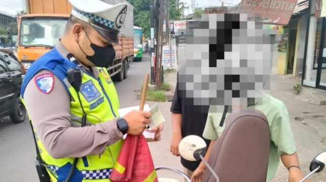 Dua orang pengendara sepeda motor asal Subang, WW (19) dan DM (22), harus berurusan dengan pihak kepolisian setelah kedapatan membawa puluhan paket narkotika jenis sabu. Penangkapan tersebut terjadi di Jalan KH Raden Ma’mun Nawawi, Desa Pasir Sari, Kecamatan Cikarang Selatan, Kabupaten Bekasi, Jum’at (13/02) sore.